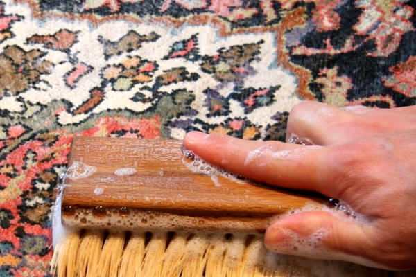 Maldos kilimėlių valymas