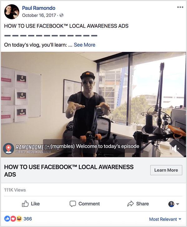 „Facebook“ paskelbtame Paulo Ramondo vlog'e yra tekstas „Kaip naudoti„ Facebook “vietinio informavimo skelbimus“. Po šiuo pavadinimu yra tekstas Apie šiandienos „Vlog“, sužinosite... Vaizdo įraše matyti, kaip Paulius stovi už L raidės stalo langų kabinete. Jis dėvi beisbolo kepurę ir juodus marškinėlius.