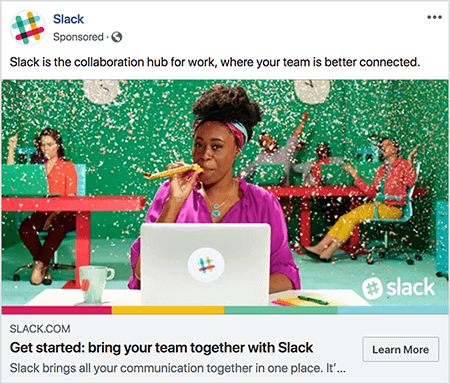 Tai „Slack“ „Facebook“ skelbimo ekrano kopija. Skelbimo tekste sakoma: „„ Slack “yra darbo centras, kur jūsų komanda yra geriau susijusi“. Skelbimo vaizde juoda moteris sėdi prie stalo su pilku nešiojamu kompiuteriu. Jos plaukai trumpi ir sulaikomi spalvinga galvos juosta. Ji dėvi fuschia palaidinę ir turkio spalvos karolius, o ji pučia per geltoną triukšmo keliantį garsiakalbį. Fone kiti žmonės sėdi prie rašomųjų stalų ir dėvi spalvingus drabužius. Biuras nudažytas ryškiai žalia spalva, o nuo lubų krinta konfeti. Talia Wolf rekomenduoja skelbimuose naudoti tokias nuotraukas kaip šiurkščios emocijos.