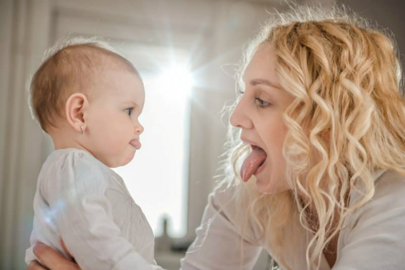 Kodėl kūdikiai susieja kalbą? Kūdikių liežuvio jungties simptomai