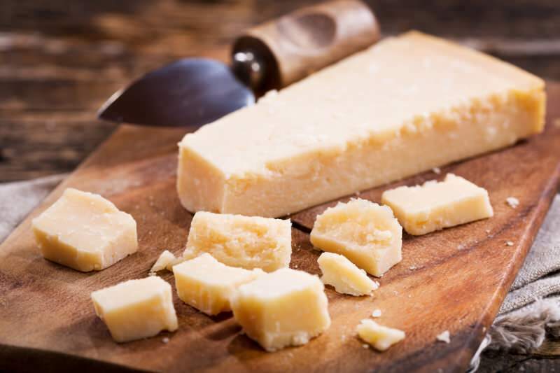 Kas yra parmezano sūris ir kaip jis gaminamas? Kurie patiekalai naudojami su parmezano sūriu?
