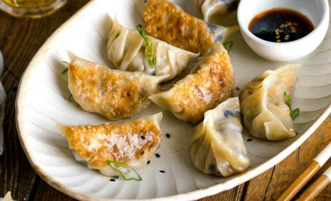 Kaip pasigaminti gyozą Koks japoniškų raviolių gyoza receptas? Štai traškūs ir sultingi ravioliai...