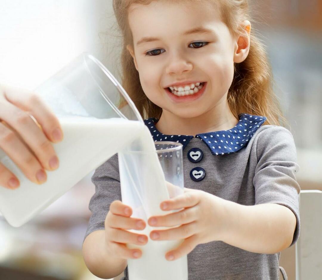 vaikas geria pieną