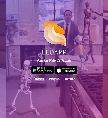 Tai „Leo AR“ programos pagrindinio puslapio ekrano kopija. Fone yra purpurinis atspalvis ir jame rodomas vyras, šokantis savo virtuvėje su animaciniu skeletu, animacinis vaikas su geltonais marškinėliais ir šortais bei animacinis androidas. Centre yra programos pavadinimas ir mygtukai, skirti rasti programą „Google Play“ ir „App Store“.