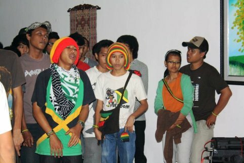 Indonezijos vakarėlių lankytojai