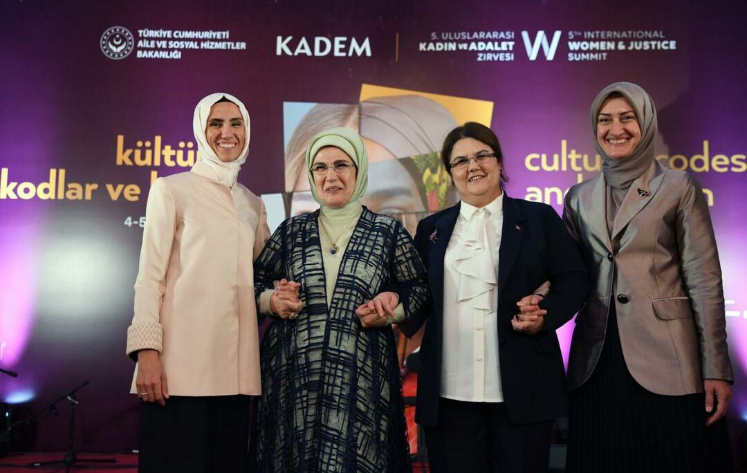 Pirmoji ponia Erdoğan susitiko su Alžyro nacionalinio solidarumo, šeimos ir moterų statuso ministru Kaoutar Krikou.
