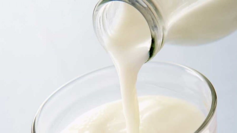 Kaip išvengti purslų aplink pilant pieną