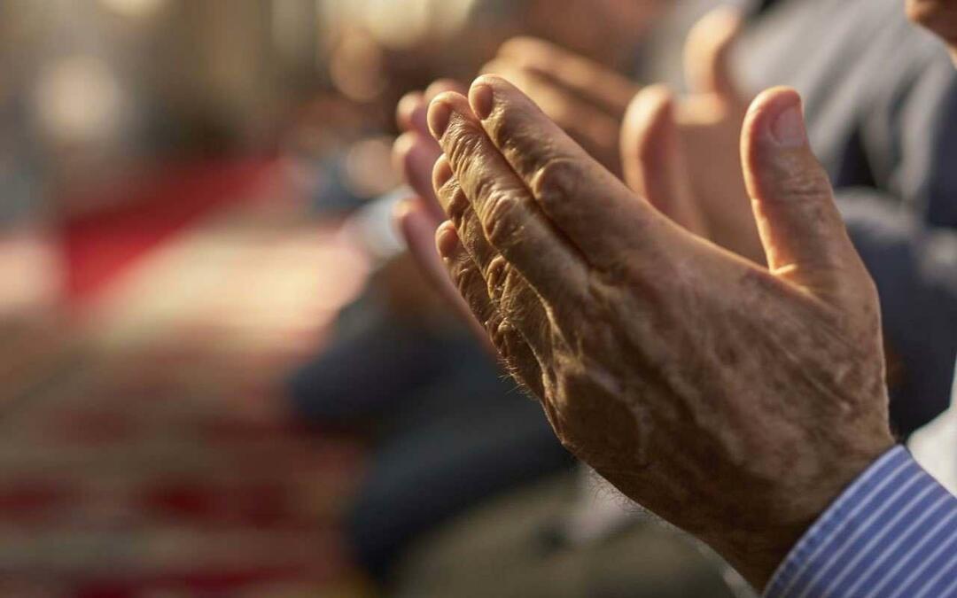 Ištiesė rankas maldai