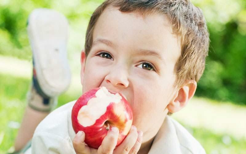 Šviežių vaisių ir daržovių vartojimas vaikų dantų sveikatai