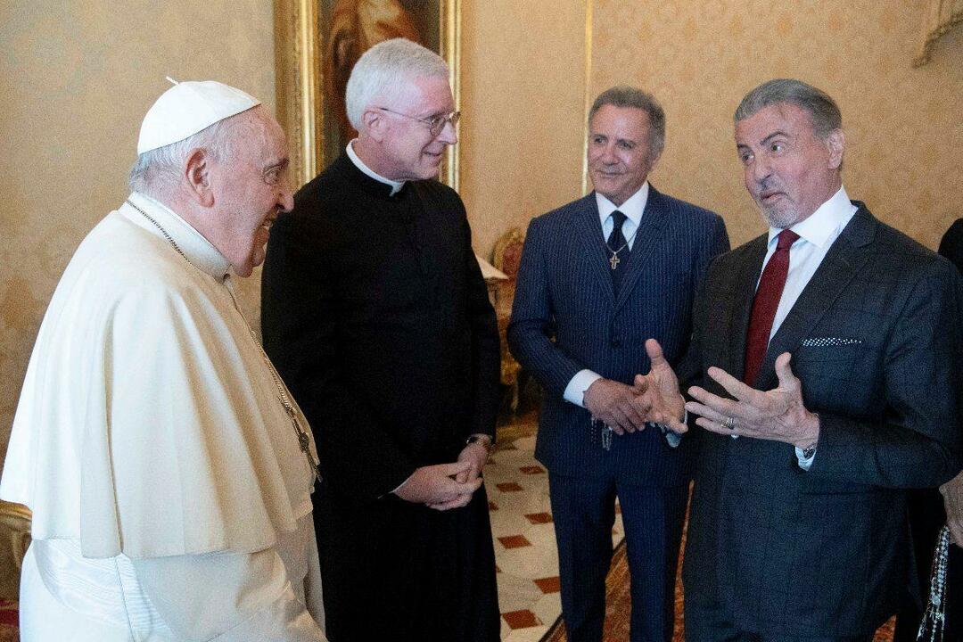 Sylvesteris Stallone su šeima aplankė popiežių Pranciškų