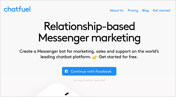 Tai yra „Chatfuel“ svetainės ekrano kopija. Viršutiniame kairiajame kampe mėlynu tekstu rodomas žodis „Chatfuel“. Viršutiniame dešiniajame kampe yra šios naršymo parinktys: Apie mus, Kainodara, Tinklaraštis, Pradžia. Pagrindinės svetainės srities centre yra daugiau teksto. Didelėje antraštėje rašoma „Santykiais pagrįsta„ Messenger “rinkodara“. Po antrašte yra toks tekstas: „Sukurkite„ Messenger “robotą rinkodarai, pardavimams ir palaikymui pirmaujančioje pasaulyje„ chatbot “platformoje. Pradėkite nemokamai “. Po šiuo tekstu yra mėlynas mygtukas su „Facebook“ logotipu ir mėlynas tekstas su užrašu „Tęsti su„ Facebook “. Natasha Takahashi sako, kad „Chatfuel“ yra robotų kūrimo platforma, leidžianti rinkodaros specialistams sukurti robotą nežinant, kaip koduoti.