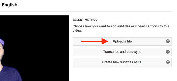 Pasirinkite „Įkelti failą“, kad įkeltumėte „SRT“ subtitrus į savo „YouTube“ vaizdo įrašą.