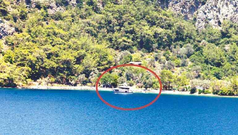 Şahan Gökbakar nusipirko namą apleistoje įlankoje! Jį trikdė kelioniniai laivai ...