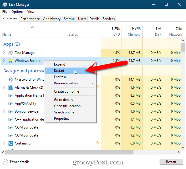 Dešiniuoju pelės mygtuku spustelėkite „Windows Explorer“ procesą ir „Windows 10“ užduočių tvarkytuvėje pasirinkite Restart
