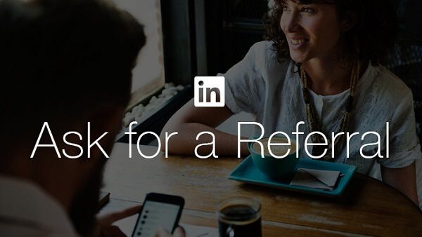  „LinkedIn“ palengvina ieškantiems darbo prašyti siuntimo iš draugo ar kolegos naudodamas naują „LinkedIn“ mygtuką „Prašyti siuntimo“.