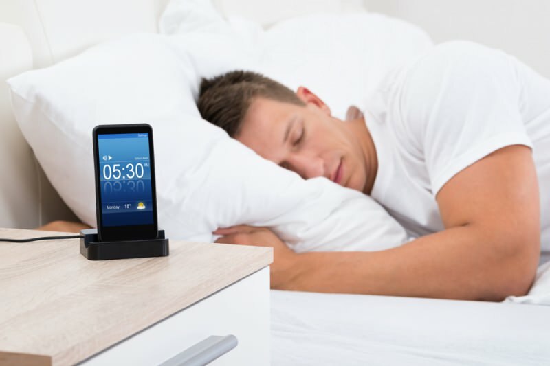 Miegas arti mobiliojo telefono sukelia sunkias ligas