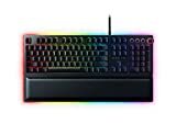 „Razer Huntsman Elite“ žaidimų klaviatūra: greiti klaviatūros jungikliai – linijiniai optiniai jungikliai – chrominis RGB apšvietimas – magnetinis pliušinis riešo atramas – skirti medijos klavišai ir ciferblatas – klasikinė juoda