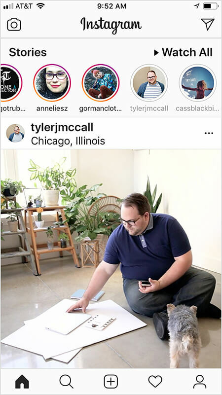 Taileris Dž. McCallas pastebėjo, kad „Instagram“ algoritmas, atrodo, rodo daugiau paskyros turinio rodinį sklaidos kanale, jei žiūrite ar bendraujate su „Instagram“ istorija ir atvirkščiai. Vartotojo „Instagram“ pagrindiniame ekrane rodomas Tylerio įrašas, kai vartotojas pažiūri jo istoriją. „Instagram“ sklaidos kanalo vaizde matyti, kaip Taileris sėdi ant grindų su dideliais balto popieriaus lapais ir sąsiuviniu. Mažas juodas ir įdegęs šuo susiduria su Taileriu. Daug žalių augalų ant kopėčių yra fone.