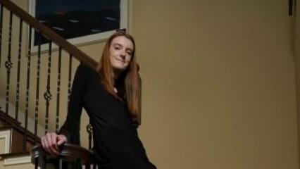 Jauna mergina iš JAV, kad gautų savo vardą kaip Guinnessas kaip asmuo, turintis ilgiausias kojas pasaulyje