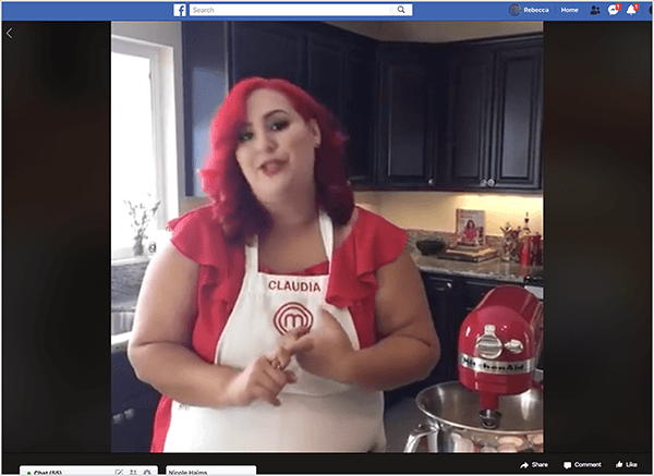 Tai yra „Facebook Live“ vaizdo įrašo, kuriame yra šefė Claudia Sandoval, ekrano kopija, kurią ji surengė 2016 m. Vykdydama kryžminę reklamą su „T-Mobile“ antradienių programa. Vaizdo įraše Claudia stovi virtuvėje su juodomis spintelėmis ir granito stalviršiais. Langas virš kriauklės į kambarį patenka natūralios šviesos. Claudia stovi šalia raudono „Kitchen Aid“ maišytuvo. Tai Latina moteris, turinti ryškiai raudonus plaukus, kurie krenta tiesiai po jos pečiais. Ji dėvi makiažą, ryškiai raudoną viršutinę dalį ir baltą prijuostę su Claudia ir „MasterChef“ logotipu, išsiuvinėtu raudonais siūlais. Kalbėdama ji gestikuliuoja rankomis. 2016 m. Stephanie Liu bendradarbiavo su Claudia kuriant šį tiesioginį vaizdo įrašą.