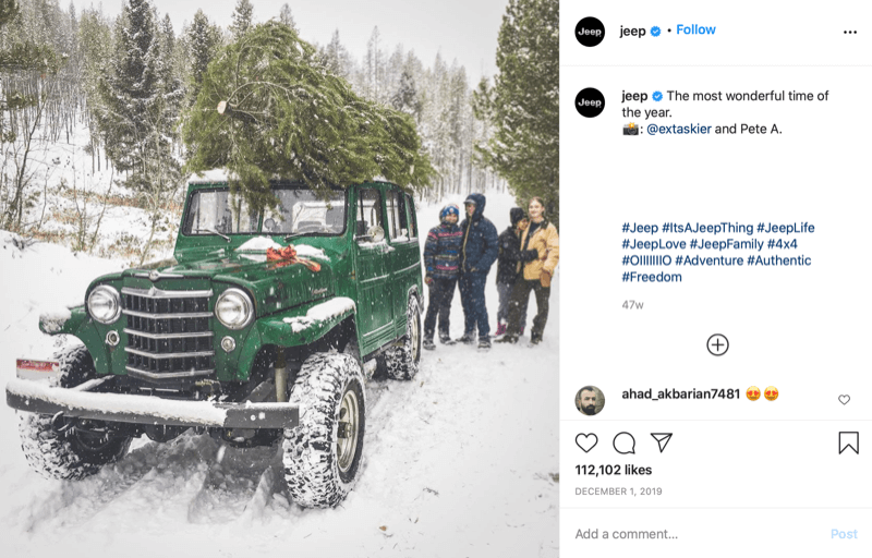 „Instagram“ įrašas iš „@jeep“, kuriame parodyta šeima medžiojant medžio pabaigoje su medžiu jų džipo viršūnėje, giliai sniege ir medžių šalyje