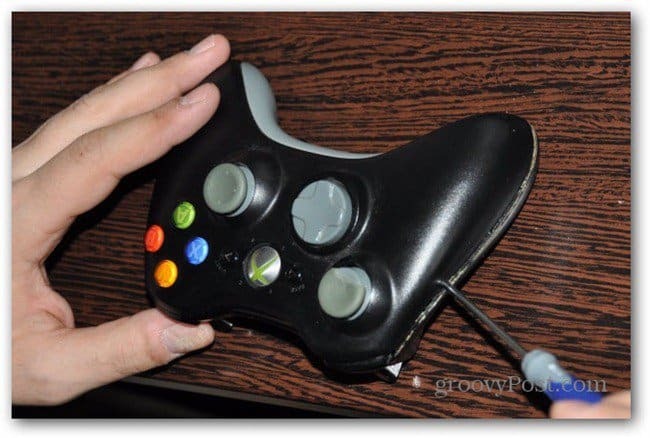 Pakeiskite „Xbox 360“ valdiklio analoginius miniatiūras, atskirdami valdiklio korpusą