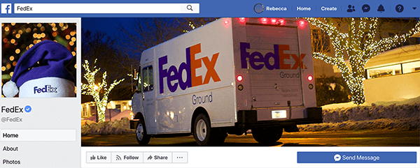 Tai „FedEx“ „Facebook“ puslapio ekrano kopija. Šventėms profilio vaizdas yra purpurinė Kalėdų Senelio kepurė, ant kurios baltos juostos atspausdinta „FedEx“. Viršelio nuotrauka - „FedEx“ sunkvežimis, važiuojantis žibintais dekoruotais namais.