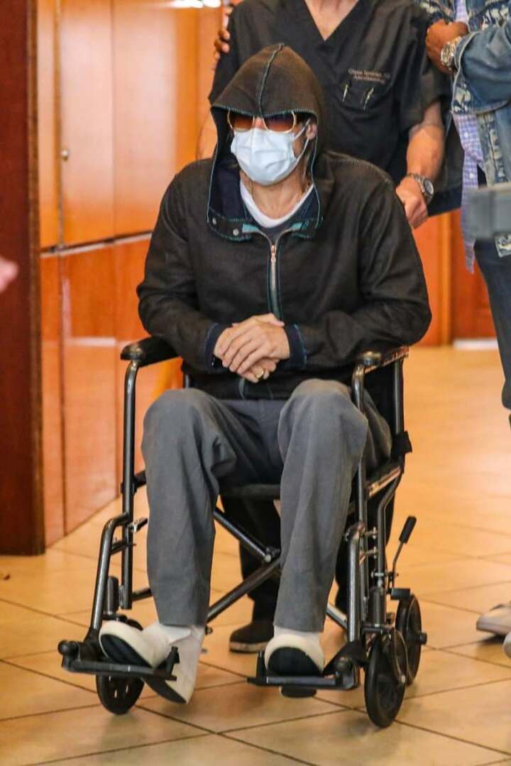 Bradas Pittas išeidamas iš vežimėlio 