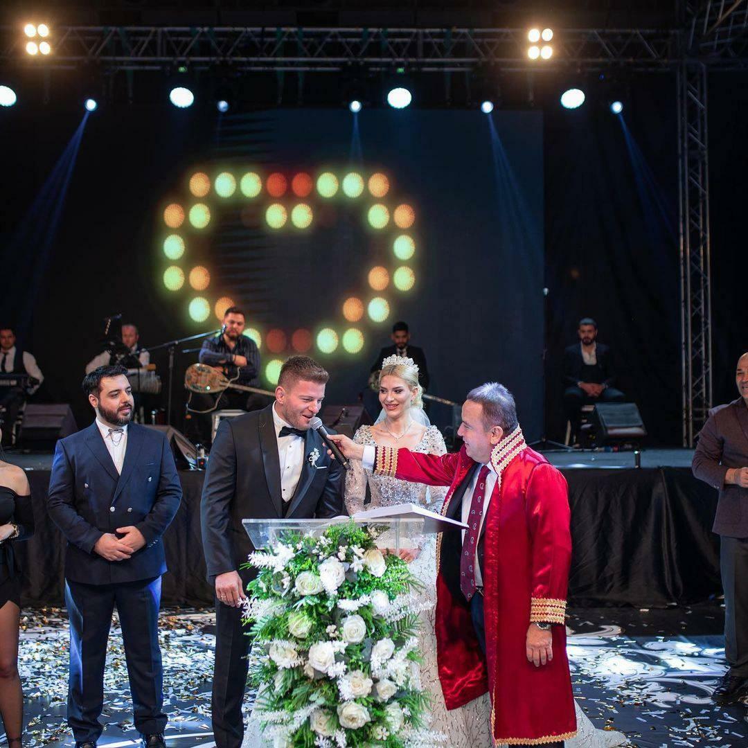Garsios poros vestuves surengė Antalijos sostinės savivaldybės meras.