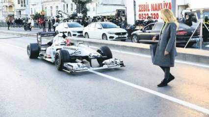 „Burcu Esmersoy“ lenkia F1 automobilį