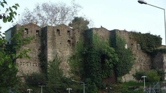 Stebinantis renginys Balıkesir mieste! Jis paveldėjo pilį iš savo senelio, kuris buvo gubernatorius Trabzone