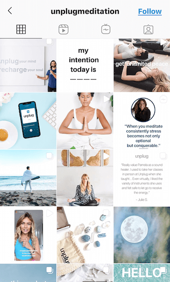 „@unplugmeditation“ instagramo „feed“ ekrano kopija, kurioje pateikiamos citatos, produktai ir žmonės įvairiomis vaistų pozomis šviesiai mėlynos, įdegio ir baltos spalvos, siekiant skatinti atsipalaidavimą ir ramybę