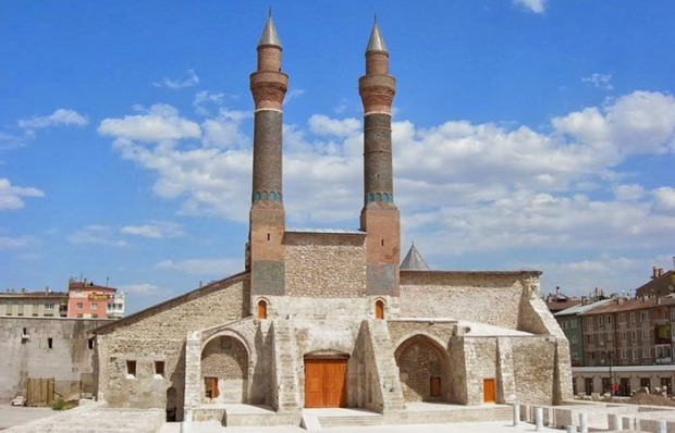 Dvigubas minaretas „Madrasa“