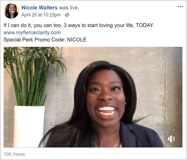 Nicole Walters dalijasi tiesioginiu „Facebook“ vaizdo įrašu, kuriame reklamuojamas jos kursas „Fierce Clarity“. Ji pasirodo su verslo drabužiais prieš neutralią sieną ir aukštu bambuko augalu baltoje plantacijoje.
