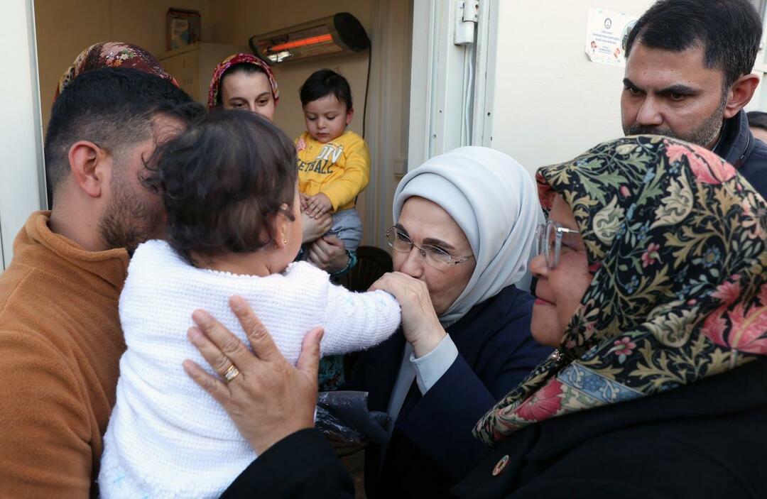 Emine Erdoğan aplankė žemės drebėjimo aukų šeimas