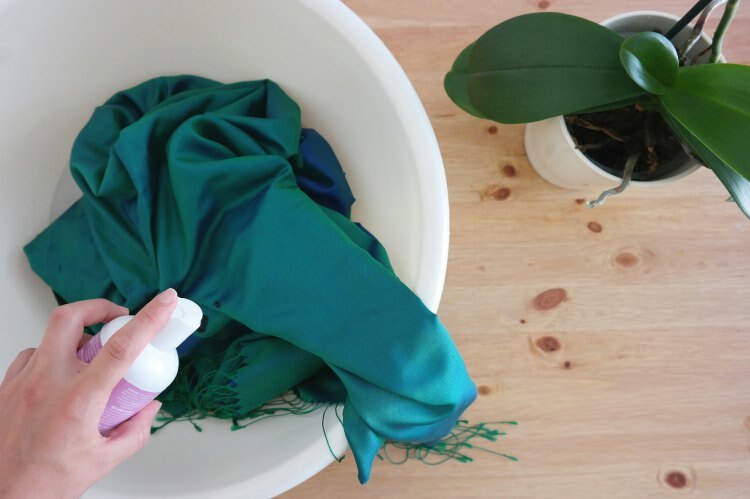 Kaip namuose valyti šilko skareles / šalikus?