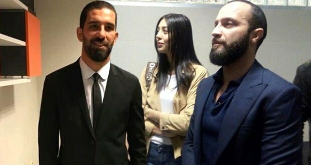Siuntimas dainininkei Ardai Turanai, kuri sulaužė dainininkei Berkay nosį iš TV serialo „Sefirin Kızı“
