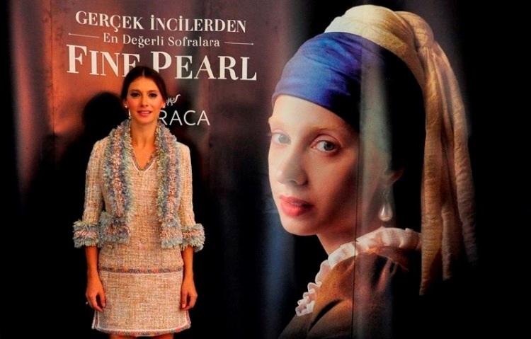 „Karaca“ dukra su perlų auskarais tapo „Tuba Ünsal“!