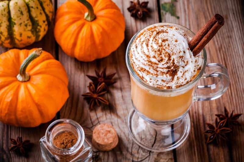 Kaip pasigaminti moliūgų prieskonių latte? Kas yra „Pumpkin Spice Latte“?