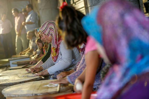 70 moterų iš Antalijos parduoda blynus ir gamina mečetes