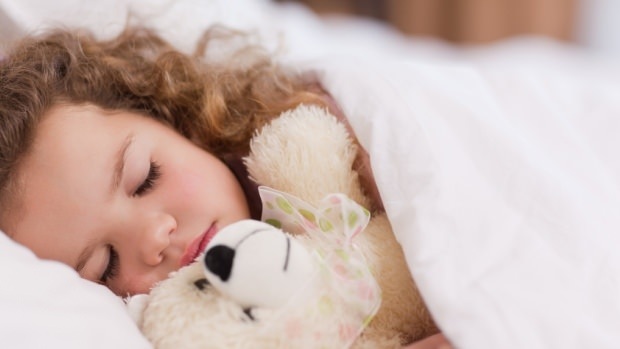 Kada vaikai turėtų miegoti vieni?