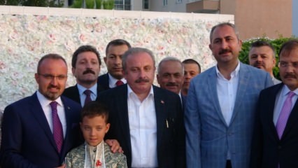 Politinis pasaulis susitiko per AK partijos frakcijos viceprezidento Bülento Turano apipjaustymo ceremoniją