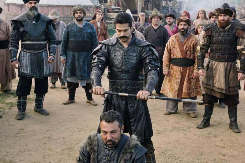 Ališaras Bey Osmanas Bey, kurį vaidino Saruhanas Hunelinas, buvo smogtas į galvą dėl išdavystės.