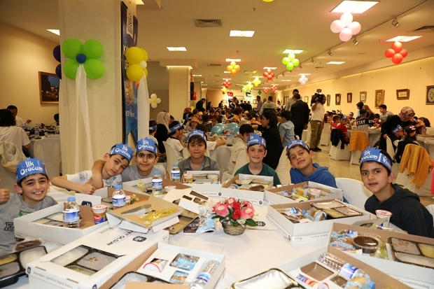 Esenlerio savivaldybės iftar programos metu 300 vaikų atidarė savo pirmąjį pasninką!