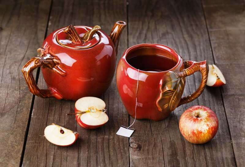 Naudingesnė yra obuolių arbata iš obuolių žievelių.