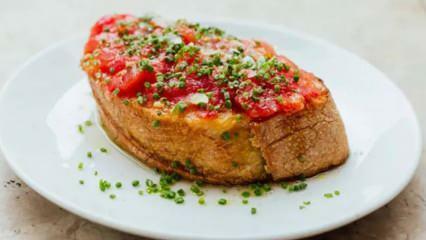 Nepakeičiamas ispanų virtuvės receptas! Kaip pasigaminti pan con tomate? Pomidorų duonos receptas