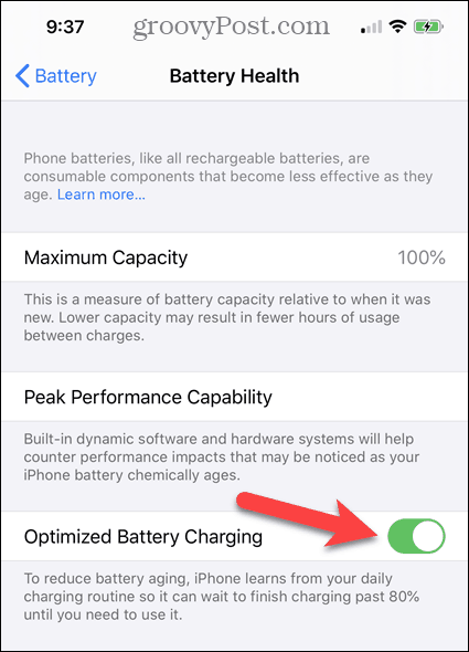 Įjunkite arba išjunkite „Optimized Battery Charging“ „iPhone Battery Health“ ekrane