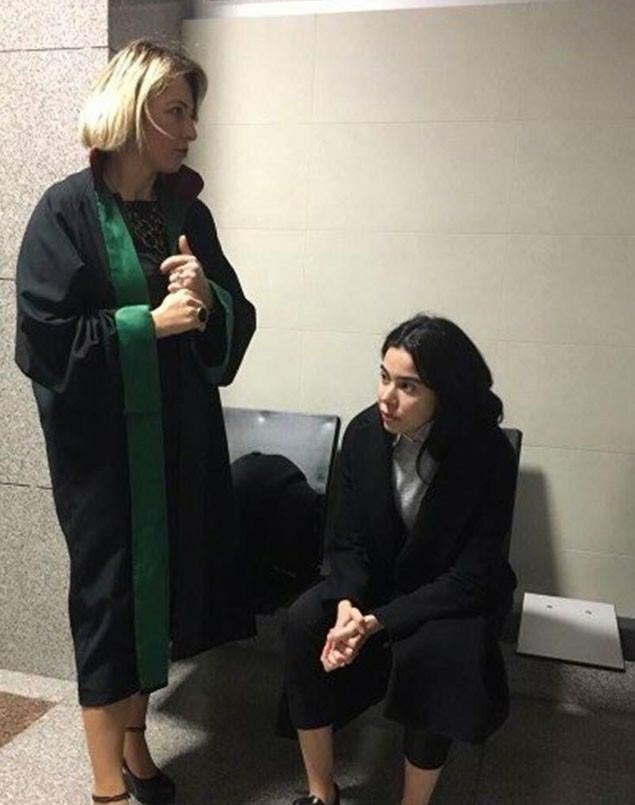 Asena Atalay pirmą kartą buvo pastebėta teismo rūmuose