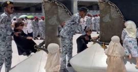 Masjid al-Haram sargybinis atėjo padėti! Kol mažieji kandidatai piligrimai bando prisiliesti prie Kaabos...