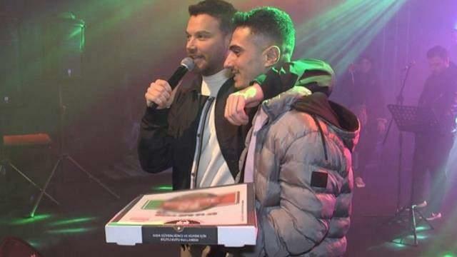 Sinan Akçıl koncertui dainavo picą! Jis išpildė savo gerbėjo svajonę...